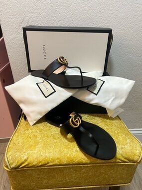 Gucci Black Leather L'Aveugle Sandals with Gold GG Accent      Size 8. 39